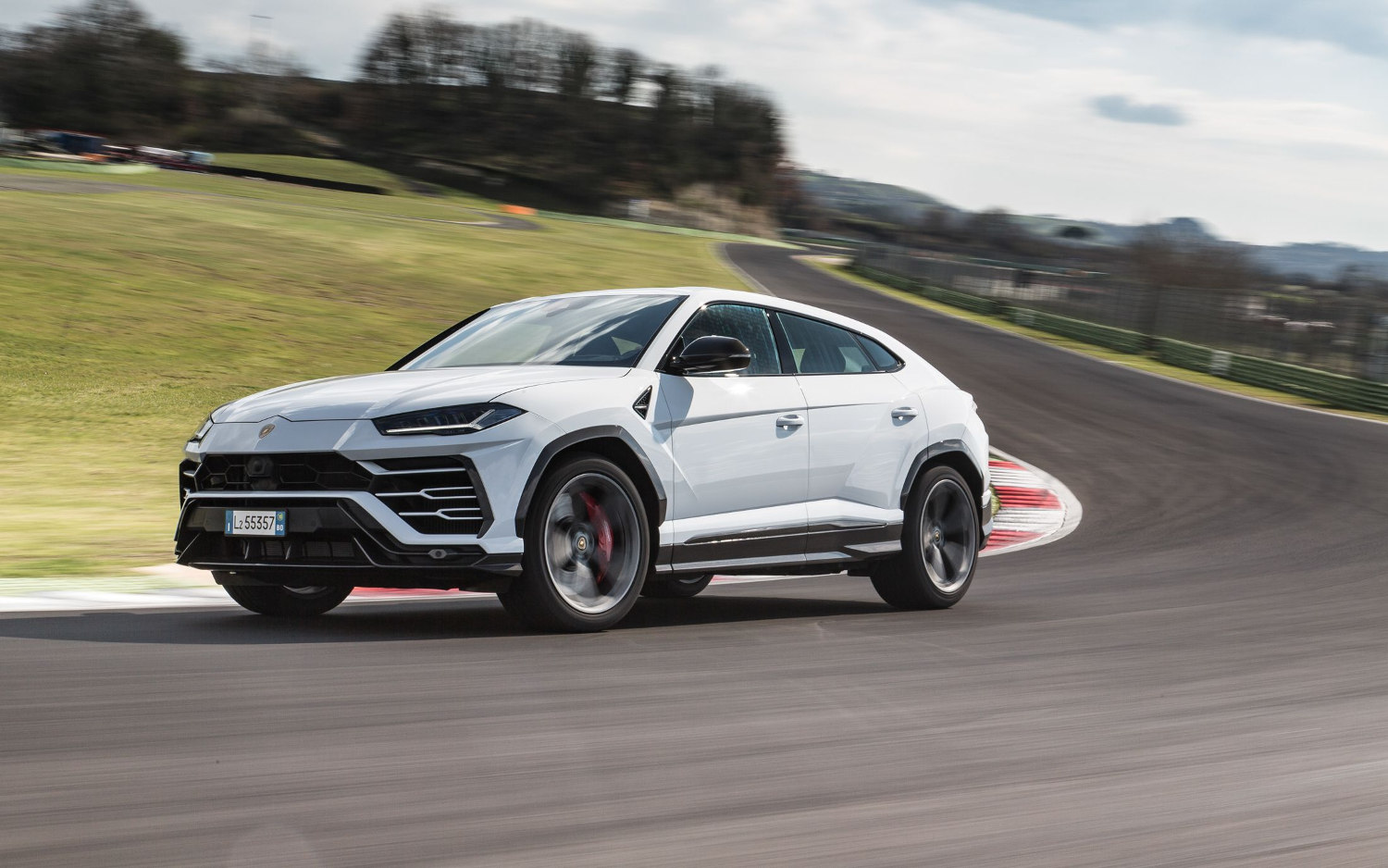 Comparison Porsche Cayenne EHybrid 2019 vs Urus 2019